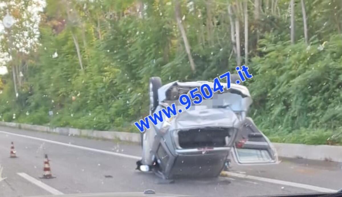 GRAVE INCIDENTE SULL'A18, AUTO SI RIBALTA - 
