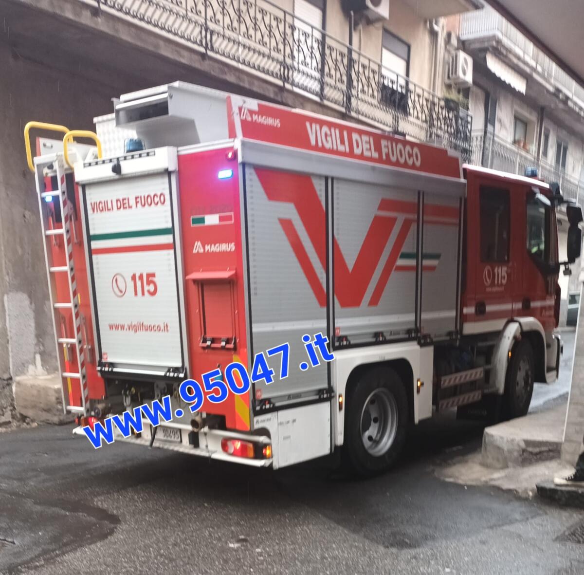 PATERNÒ: SCINTILLE E FIAMME DAI CAVI ELETTRICI, INTERVENTO DEI  VIGILI DEL FUOCO - 