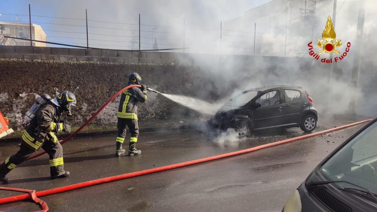 I VIGILI DEL FUOCO INTERVENGONO A CATANIA PER L'INCENDIO IN UNO STABILE - 