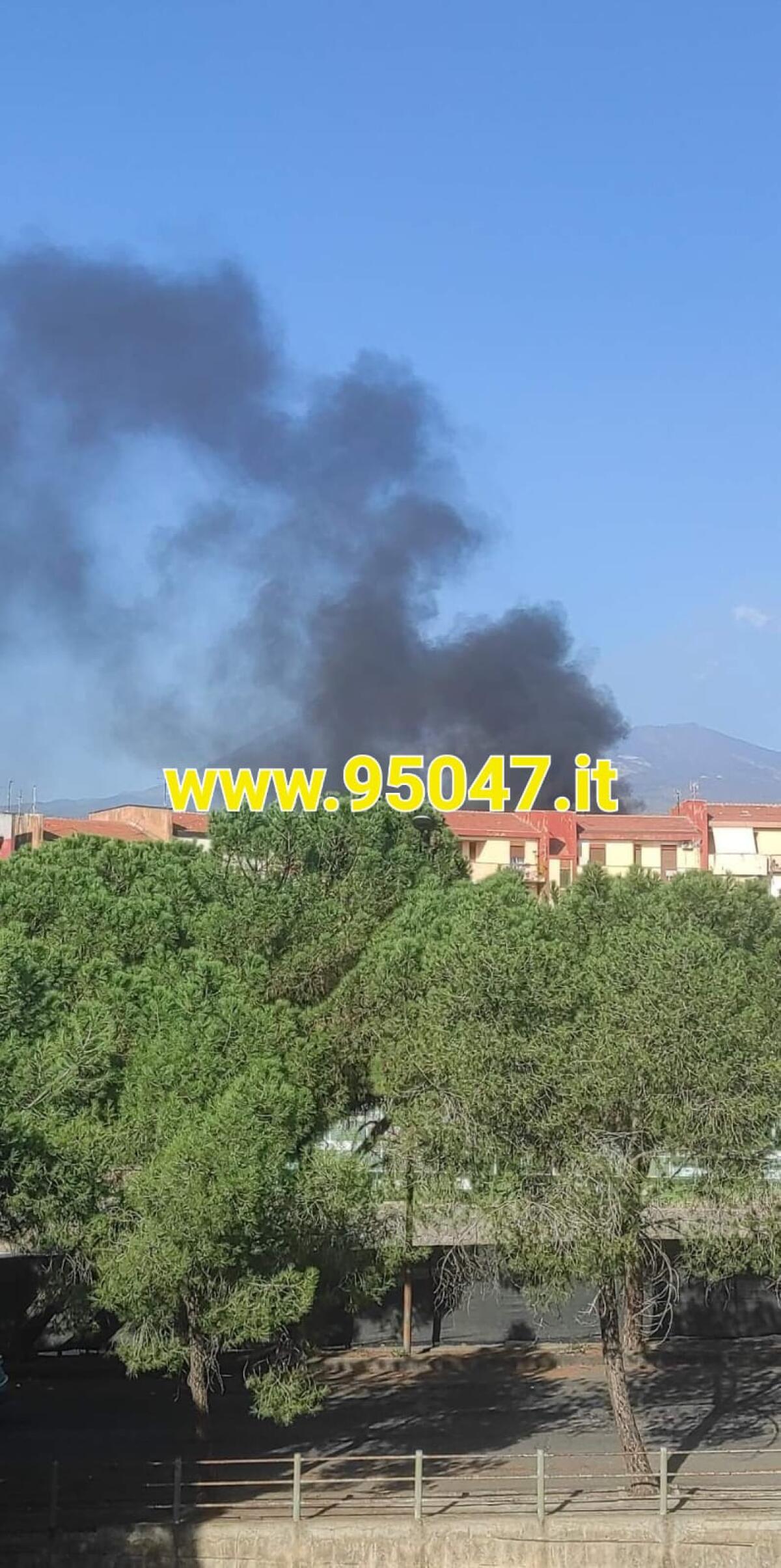 INCENDIO DI RIFIUTI. VIGILI DEL FUCO SUL POSTO - 