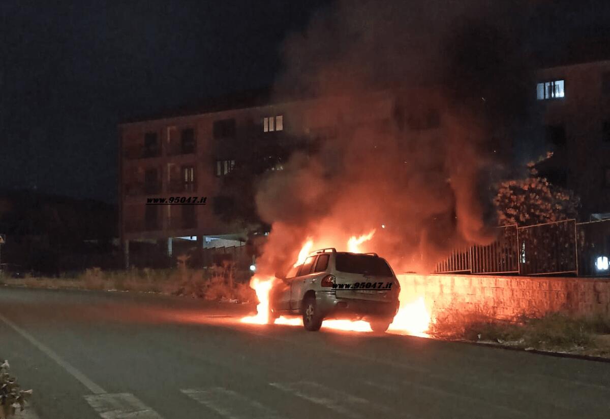 PATERNO’: AUTO IN FIAMME IN VIA FEUDO STELLA - 
