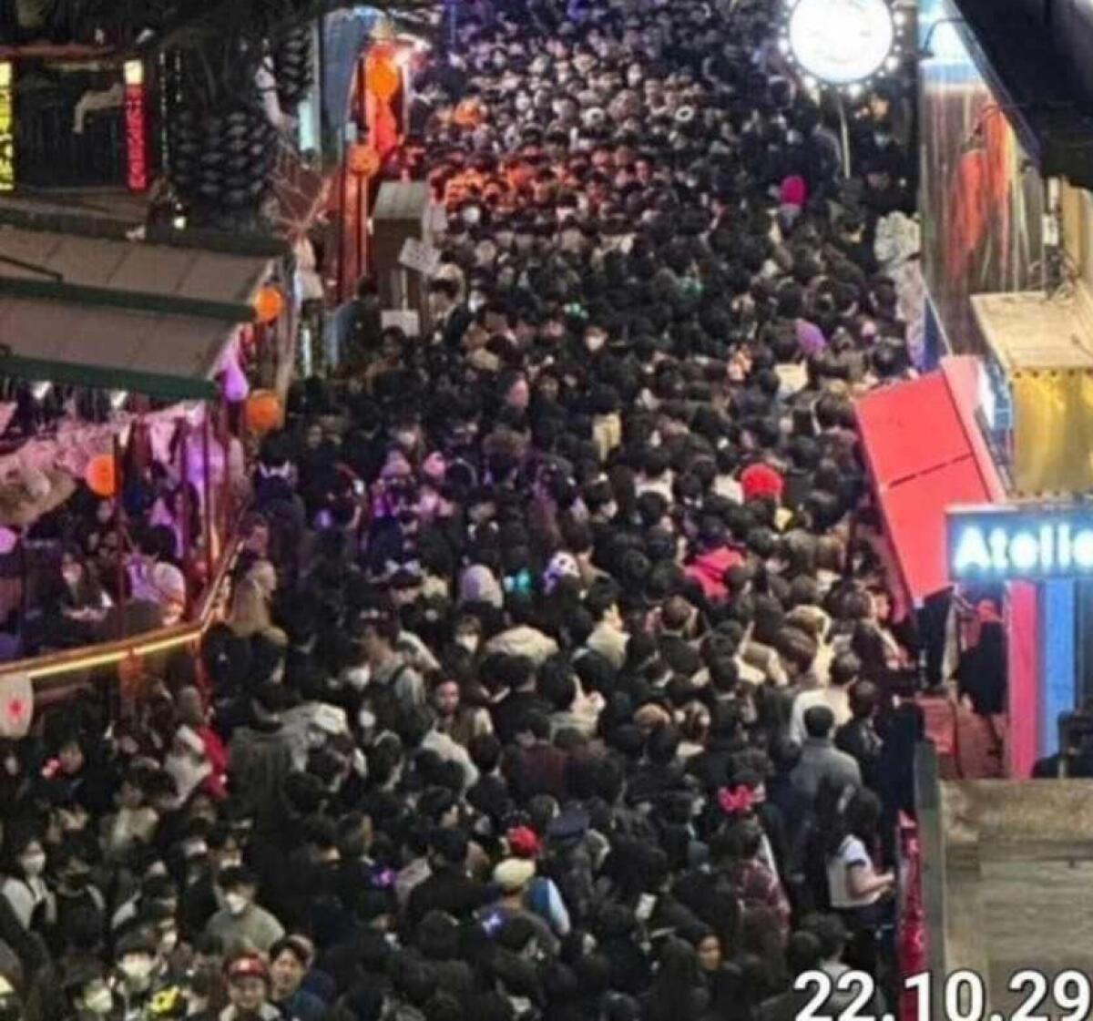 COREA DEL SUD, ALMENO 59 MORTI ALLA FESTA DI HALLOWEEN: SONO STATI SCHIACCIATI DALLA FOLLA. OLTRE 150 FERITI - 