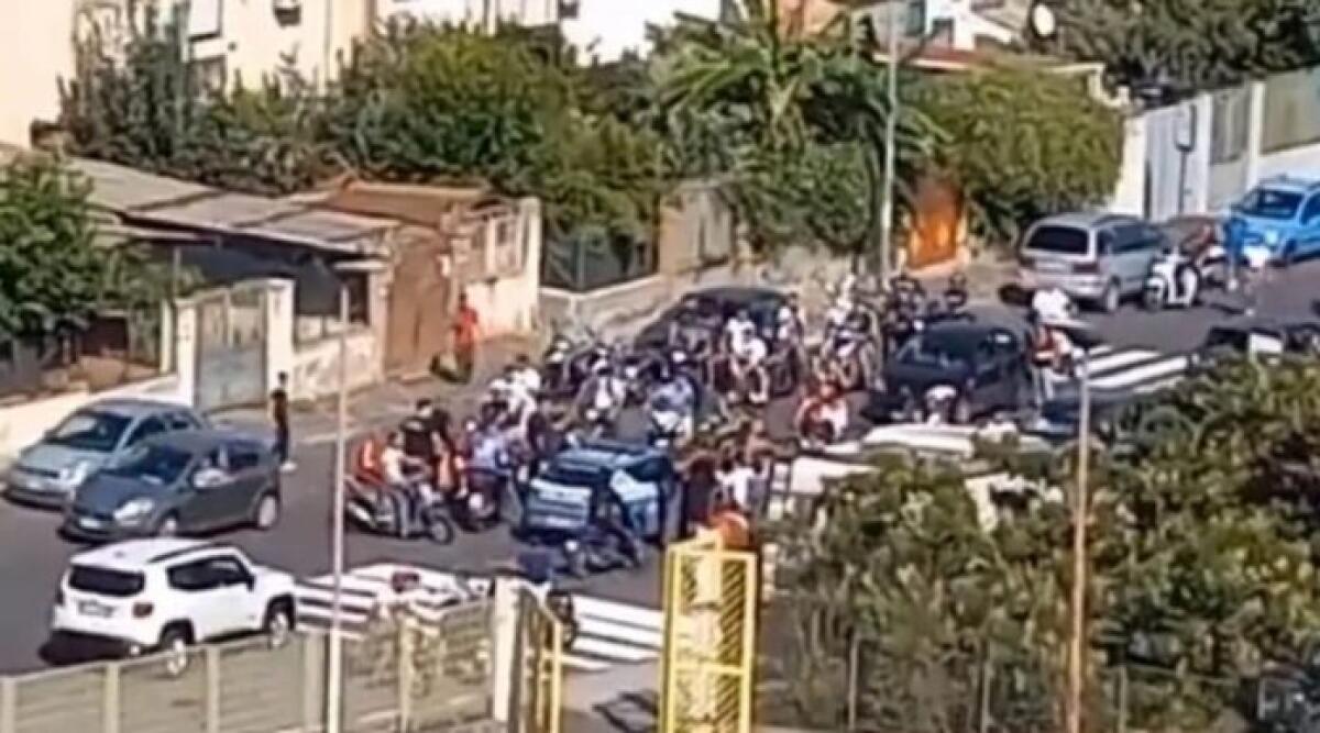 CATANIA. MOTORINI ACCERCHIANO LA VOLANTE DELLA POLIZIA, AL CORTEO PER IL FUNERALE DI DUE GIOVANI MORTI IN UN INCIDENTE - 