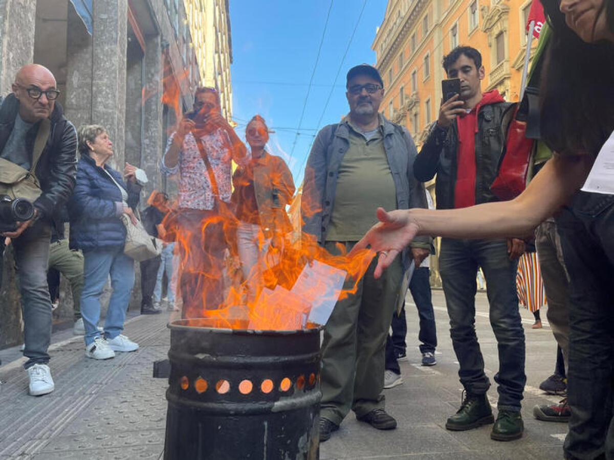 BOLLETTE BRUCIATE, MONTA LA PROTESTA IN TUTTA ITALIA - 