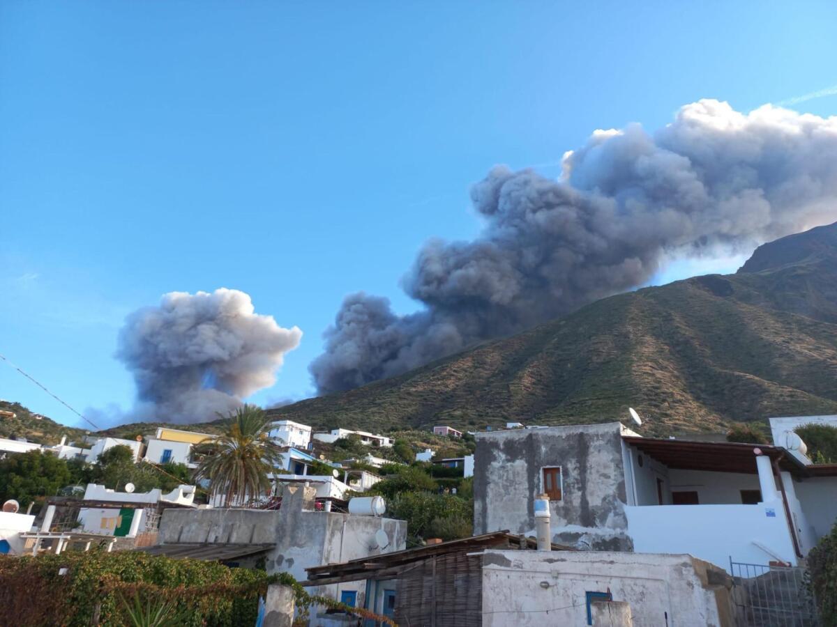 ERUZIONE IN CORSO A STROMBOLI, IL FLUSSO LAVICO RAGGIUNGE IL MARE - 