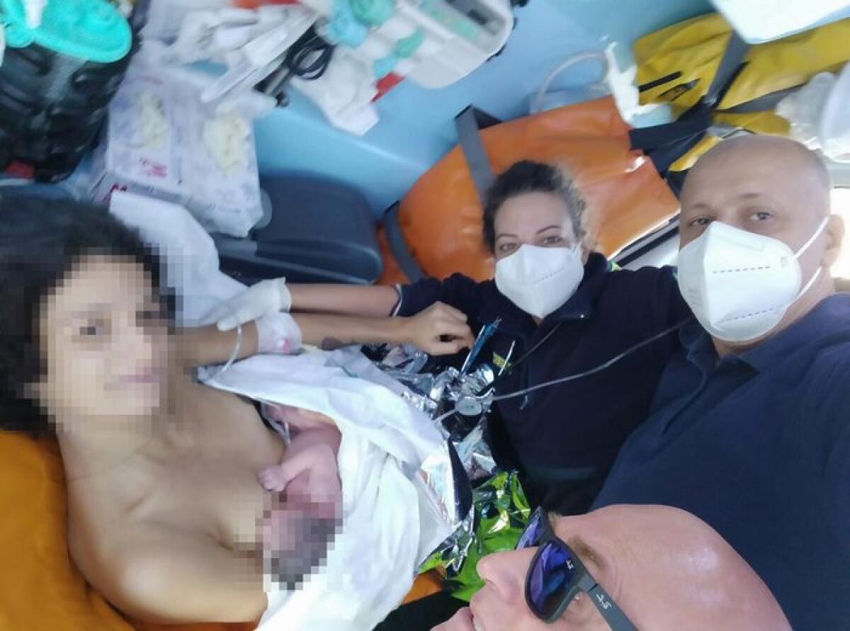 PALERMO, BIMBO NASCE IN AMBULANZA: MADRE E FIGLIO STANNO BENE - 