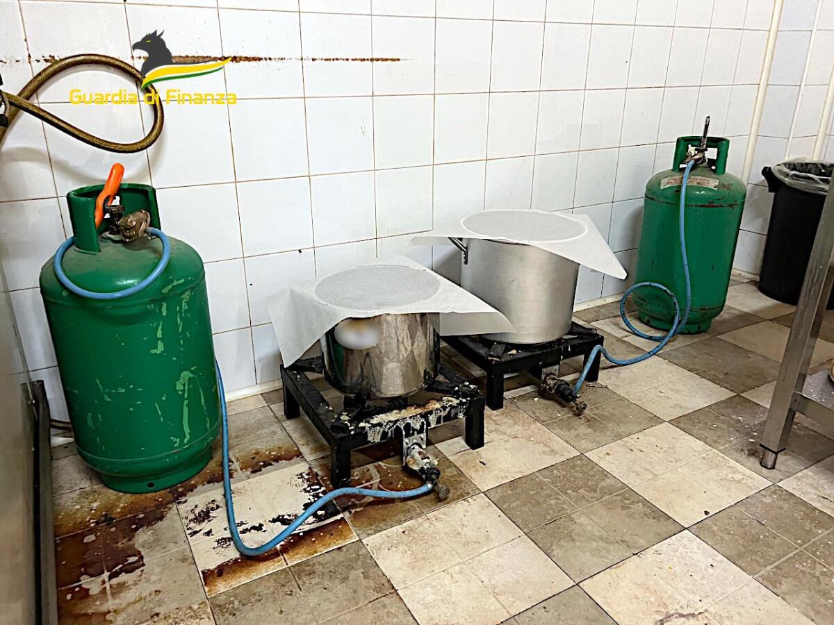 PATERNÒ, POCA IGIENE E DIPENDENTI IN NERO: SOSPESA AZIENDA DOLCIARIA - 