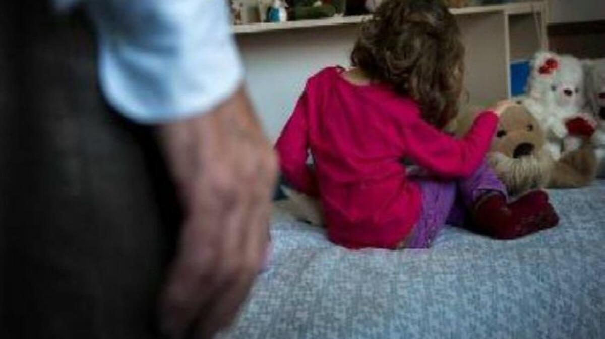 INDAGINE CHOC A MILANO, ABUSAVA DELLA FIGLIA DI 2 ANNI E INVIAVA AD ALTRI PEDOFILI LE RIPRESE VIDEO COL CELLULARE: ARRESTATO - 