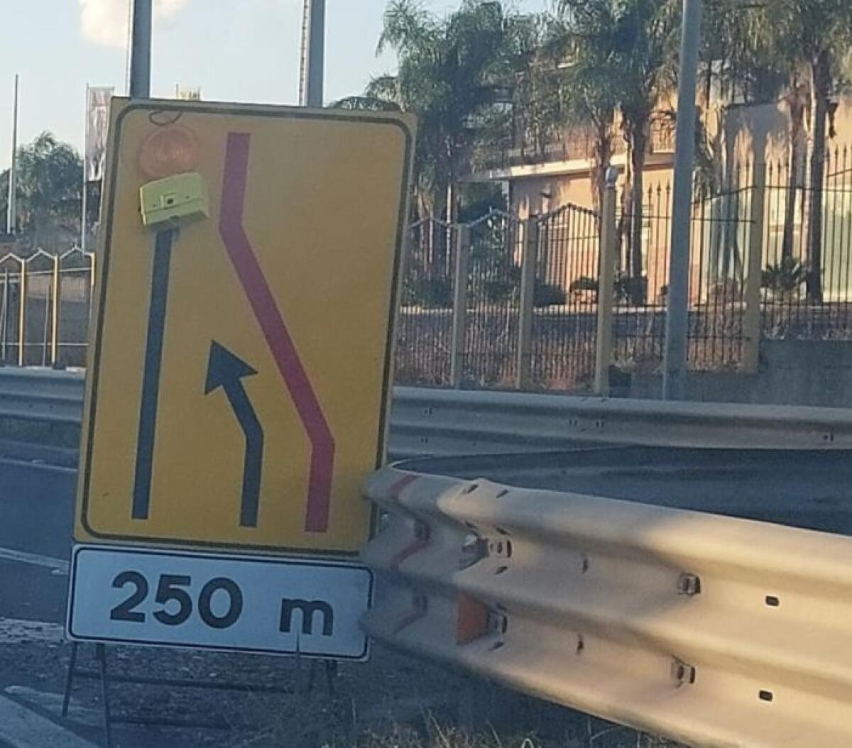 RESTRINGIMENTO DI CARREGGIATA SULLA SS121: LUNGHE CODE - 