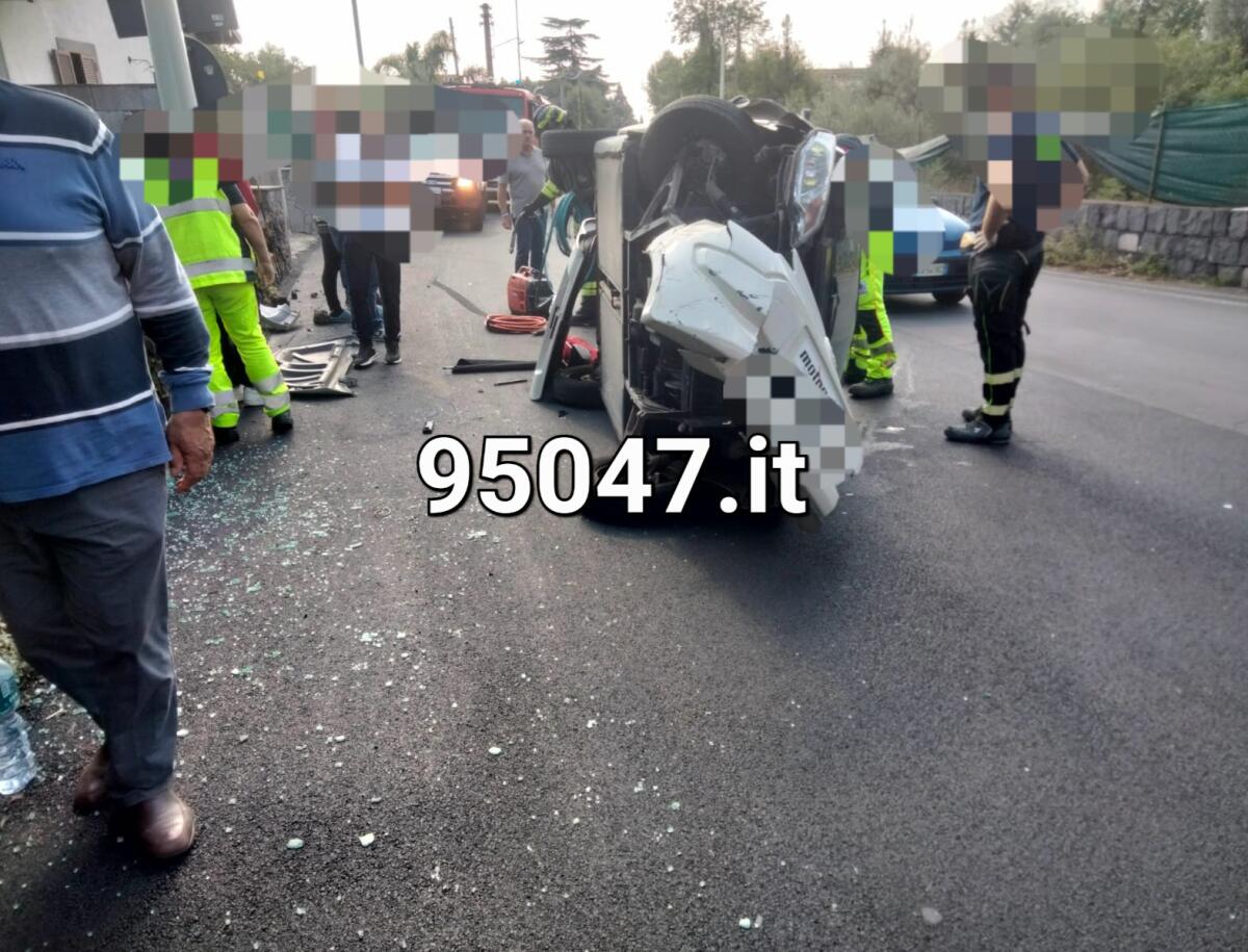 INCIDENTE A PEDARA, SI RIBALTA UNA MINICAR - 
