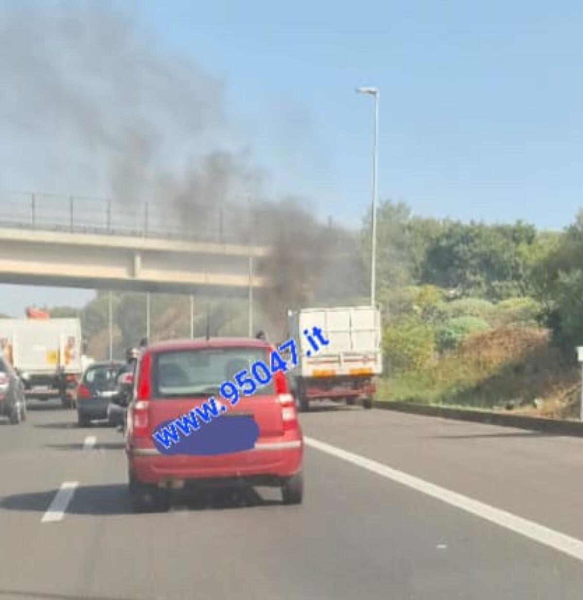 AUTOCARRO IN FIAMME SULLA TANGENZIALE DI CATANIA - 