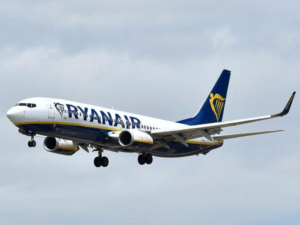 RYANAIR CERCA ASSISTENTI DI VOLO, SELEZIONI APERTE ANCHE IN SICILIA - 