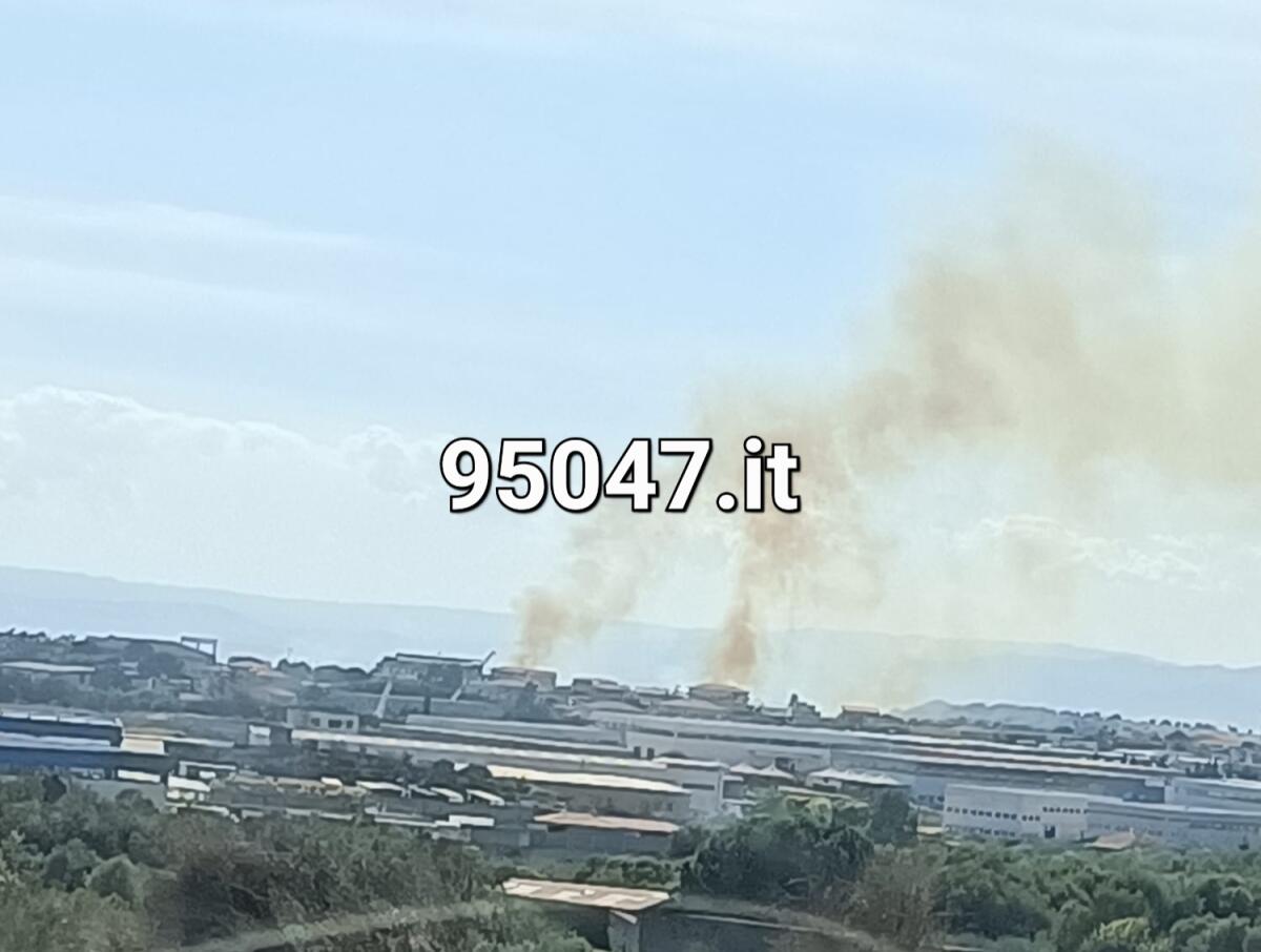 VASTO INCENDIO IN CORSO A VALCORRENTE, ELICOTTERO DELLA FORESTALE SUL POSTO - 