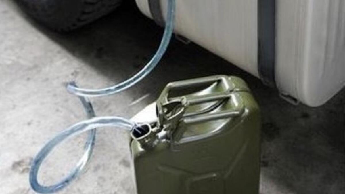 CATANIA. RUBA GASOLIO DAL CAMION DELLA SUA DITTA E LO RIVENDE: DENUNCIATO - 