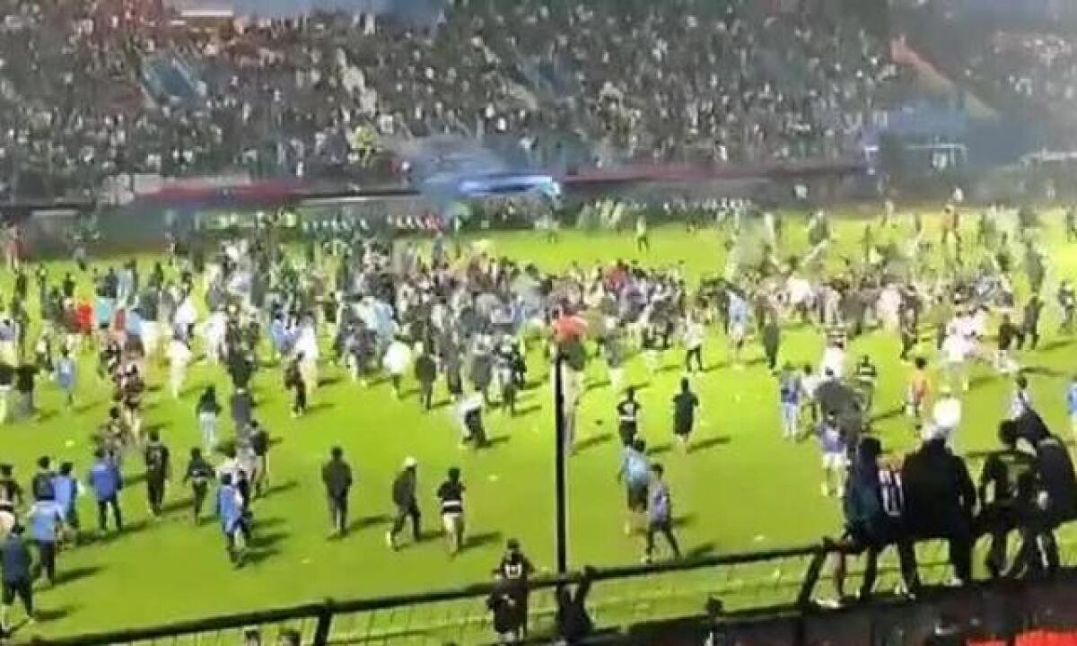 INCIDENTI DOPO UNA PARTITA DI CALCIO IN INDONESIA: 182 MORTI - 