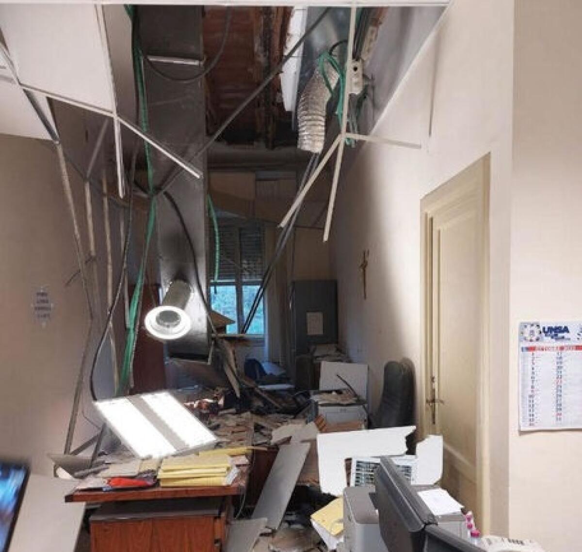 CROLLA IL SOFFITTO IN UFFICI DEL TRIBUNALE DI CATANIA, IN CORSO LE VERIFICHE - 