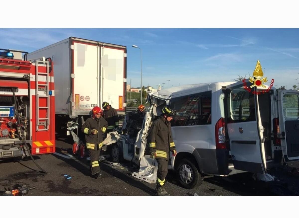 STRAGE DELLA STRADA IN A4: FURGONE TAMPONA UN AUTOARTICOLATO A SAN DONÀ DI PIAVE, 6 MORTI E UN FERITO GRAVE - 