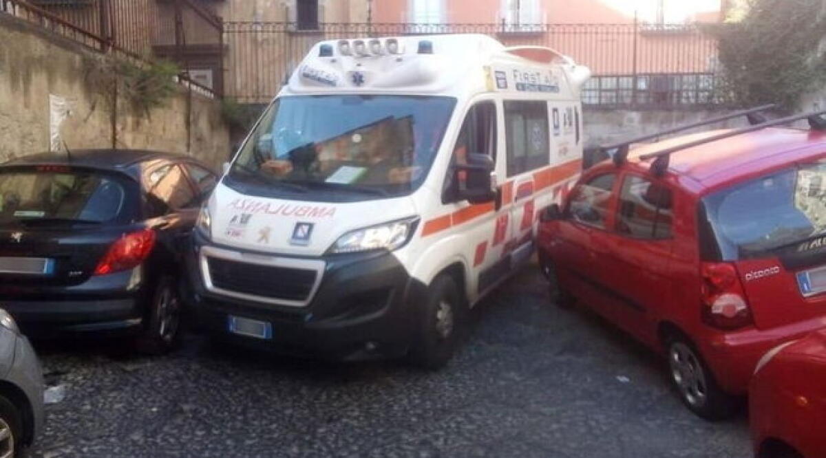 AMBULANZA BLOCCATA PER 20 MINUTI DA AUTO IN SOSTA SELVAGGIA, MORTA UNA DONNA A NAPOLI. - 