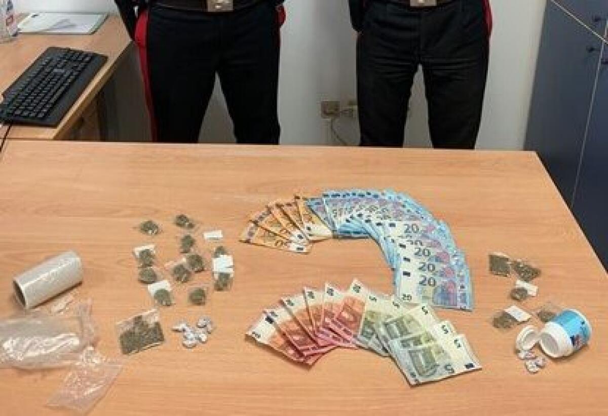 Aci Castello, scorrazza in piazza con lo scooter e la droga nel borsello: arrestato 21enne - 