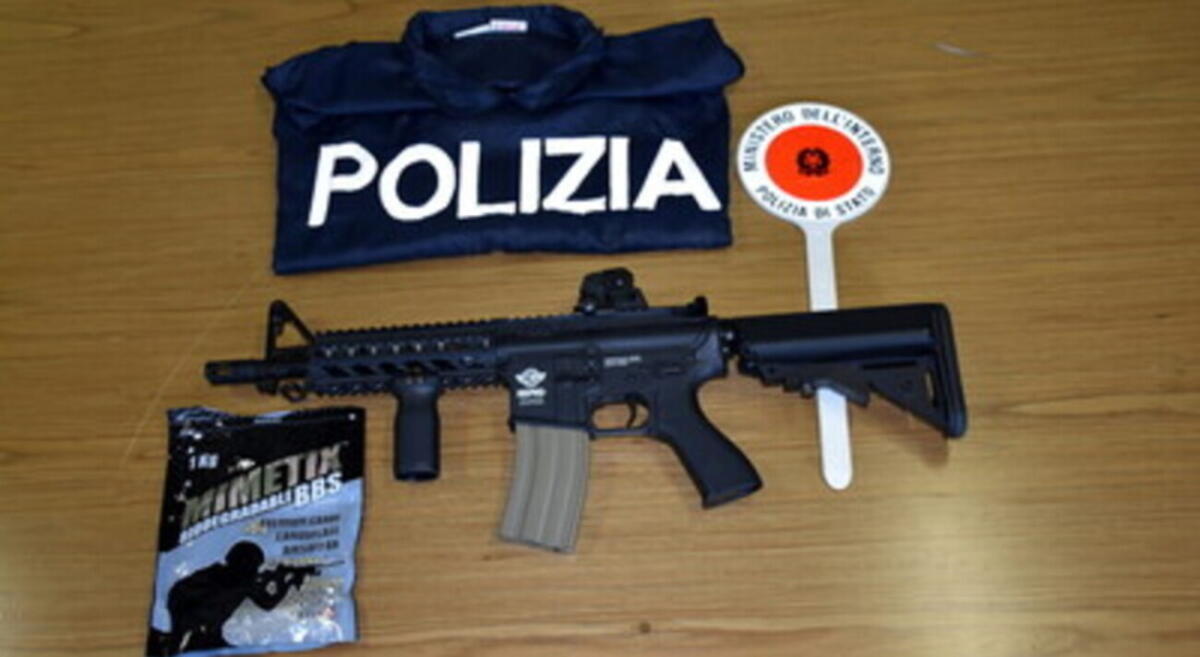 CATANIA, SPARAVANO AI PASSANTI CON UN FUCILE DA SOFT AIR - 