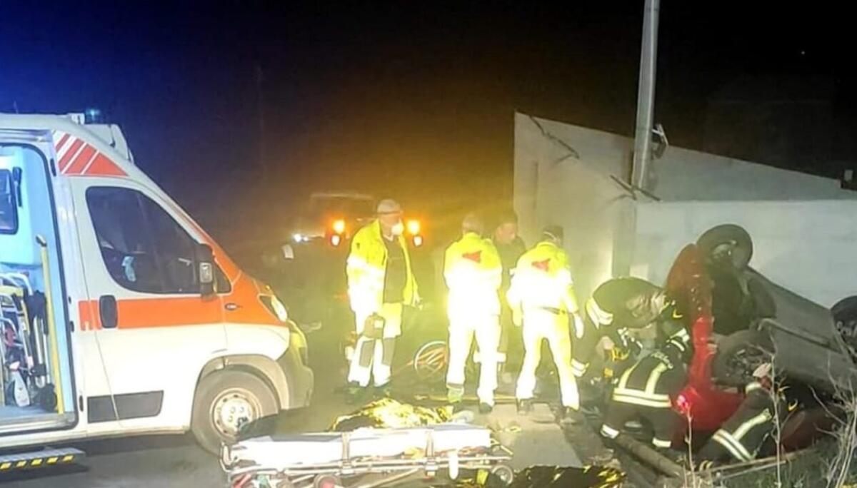 INCIDENTE STRADALE NELLA NOTTE AD ADRANO, SI RIBALTA MINICAR: MUORE 15ENNE - 