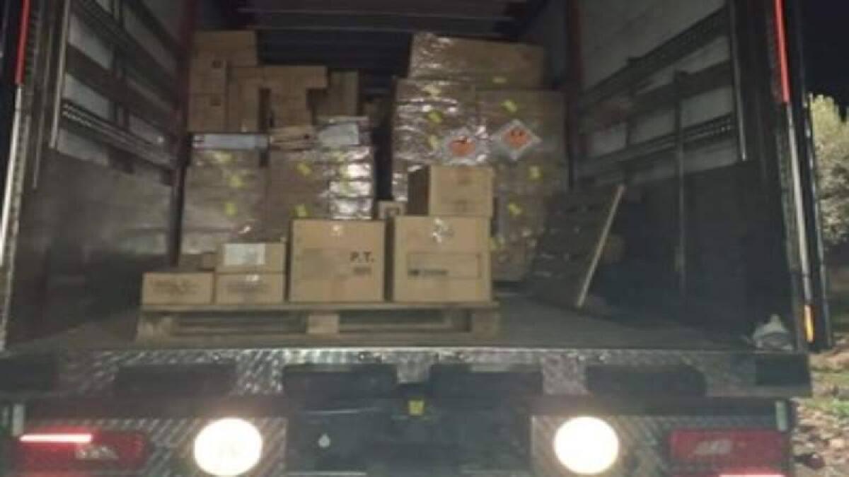 BLOCCATO NELLA ZONA COMMERCIALE DI VALCORRENTE TIR CON OLTRE 5.000 KG DI 'BOTTI - 