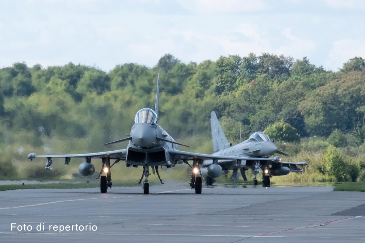 EUROFIGHTER ITALIANI INTERCETTANO 4 CACCIA RUSSI CHE AVEVANO VIOLATO LO SPAZIO AEREO DELLA NATO (TRA SVEZIA E POLONIA - 