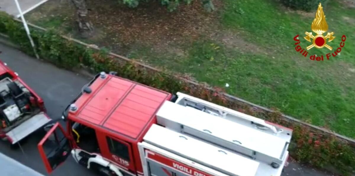 INCENDIO IN UN APPARTAMENTO A CATANIA. I VIGILI DEL FUOCO SALVANO UN 60ENNE - 