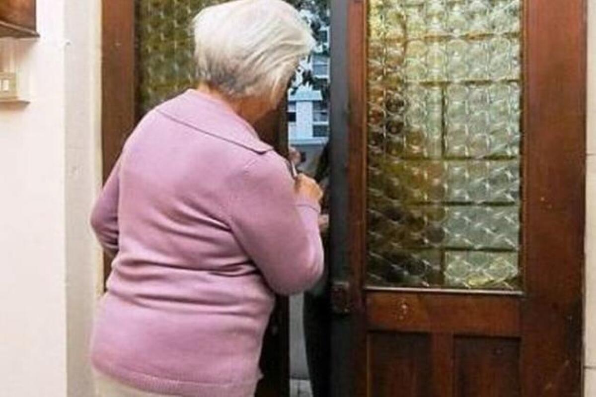 CALTANISSETTA, SI FINGE LA MAMMA DI UNA VICINA E RUBA 6 MILA EURO A UN'ANZIANA - 