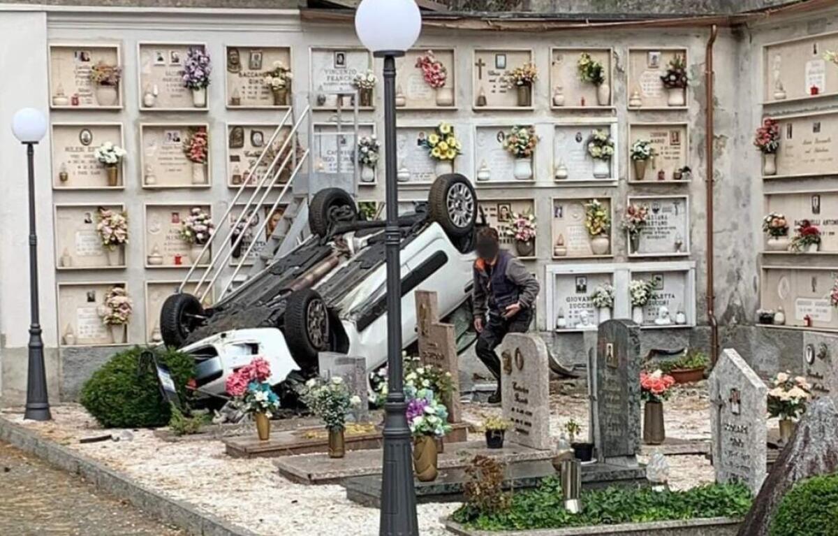 SBAGLIA MANOVRA E PRECIPITA CON L’AUTO NEL CIMITERO - 