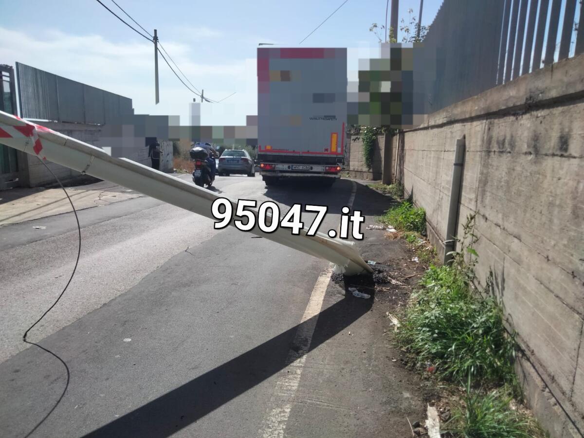 TIR ABBATTE PALO DELLA LUCE IN CONTRADA GIACONIA - 