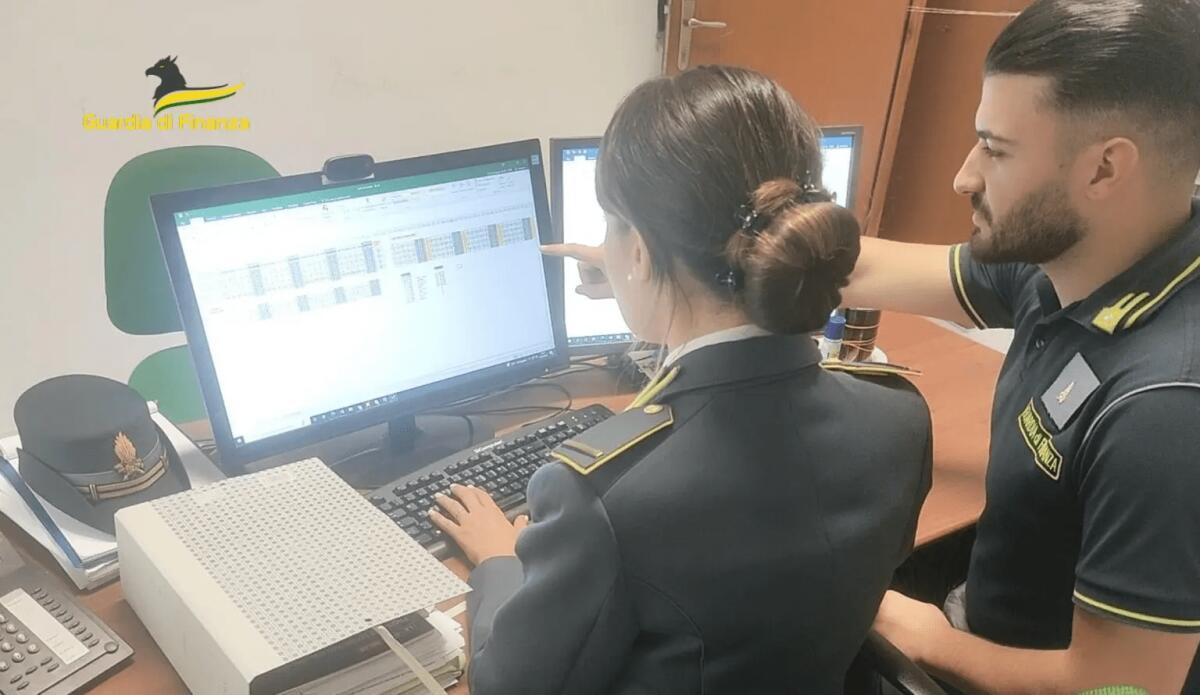 CELLULARI E VIDEOGIOCHI AL POSTO DEI LIBRI, SCOPERTA TRUFFA SUL “BONUS CULTURA A SAN CATALDO - 