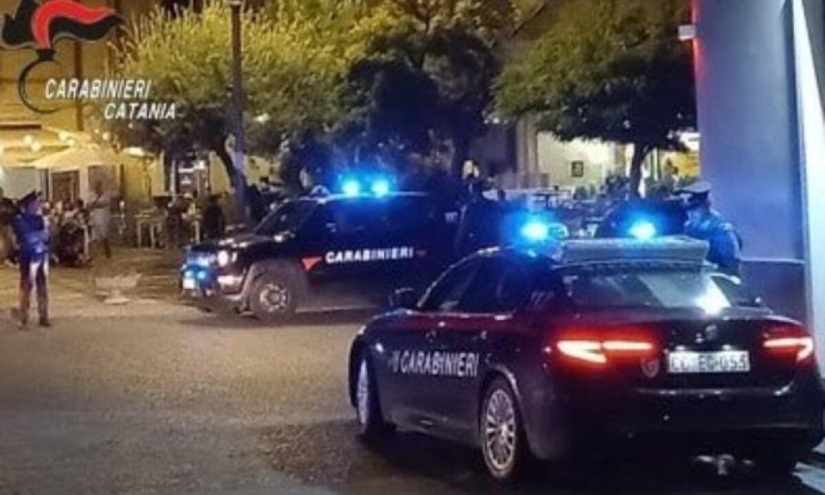 CONTROLLI DEI CC MOVIDA DI PATERNÒ, SEGNALATI 5 GIOVANI PER POSSESSO DI DROGA - 