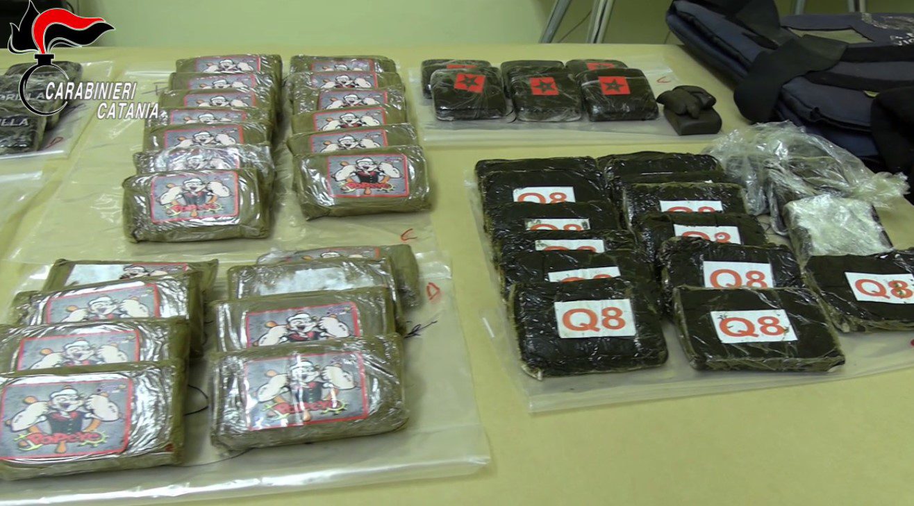CATANIA. SCOPERTO UN ARSENALE E SEI CHILI DI HASHISH, UN ARRESTO