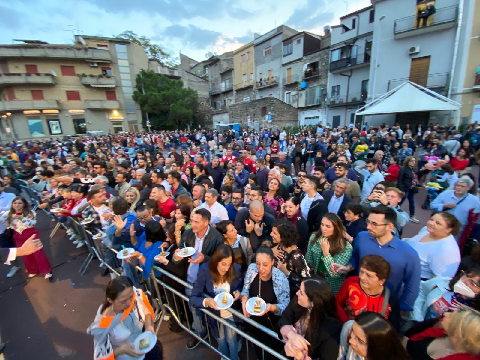 LA GRANDE TORTA HA CHIUSO LA SAGRA DEL PISTACCHIO DEI RECORD