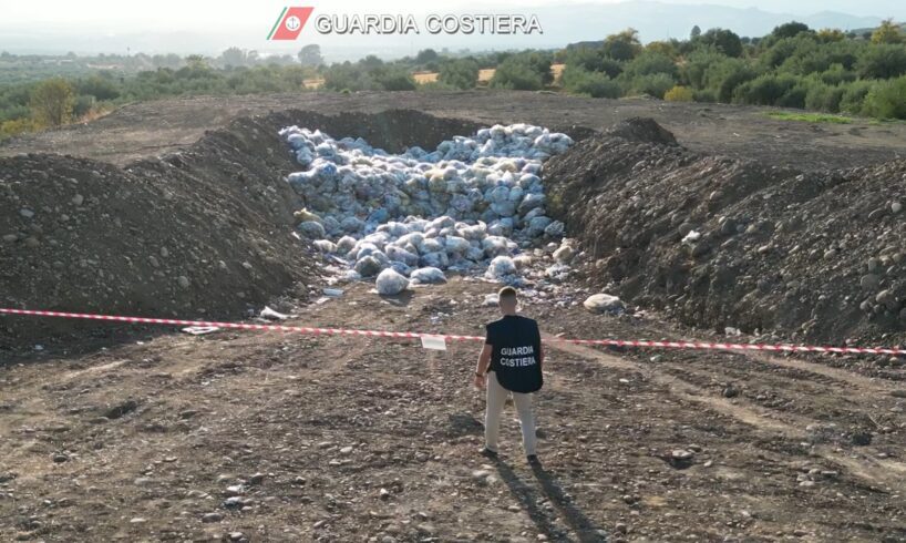 I RIFIUTI DI ETNALAND BRUCIATI IN UNA DISCARICA ABUSIVA, QUATTRO INDAGATI