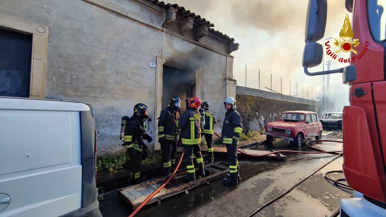 I VIGILI DEL FUOCO INTERVENGONO A CATANIA PER L'INCENDIO IN UNO STABILE