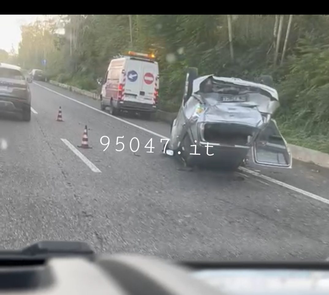 GRAVE INCIDENTE SULL'A18, AUTO SI RIBALTA