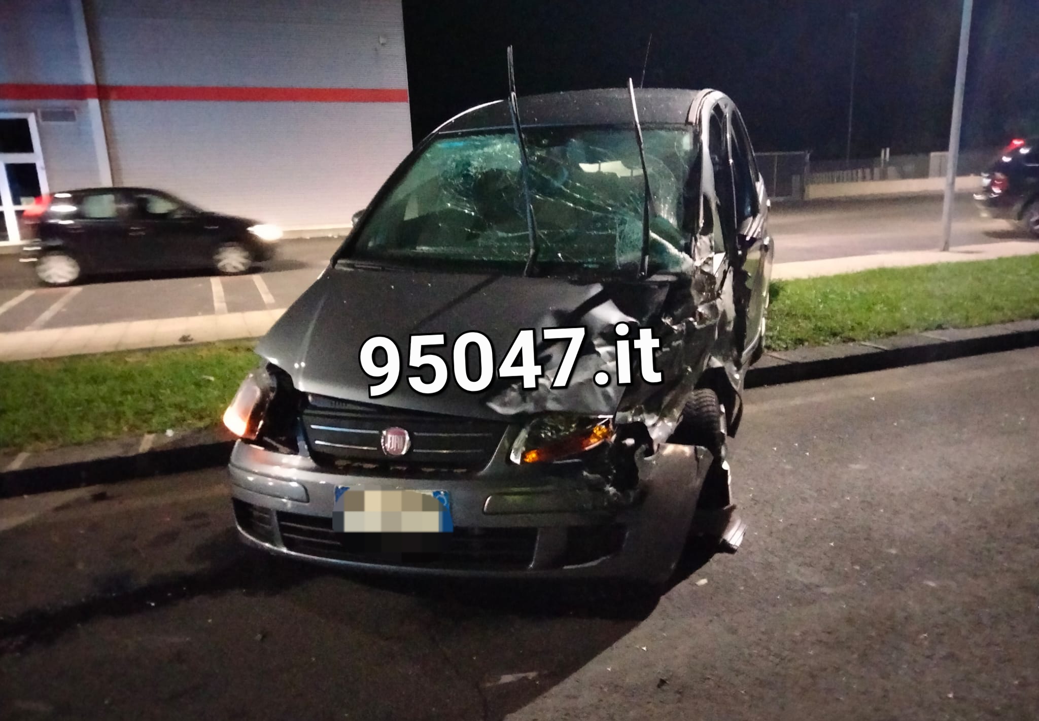 BIANCAVILLA: SCONTRO FRONTALE TRA VIALE DEI FIORI E VIALE CASALE DEI GRECI AL CONFINE CON ADRANO – LE FOTO