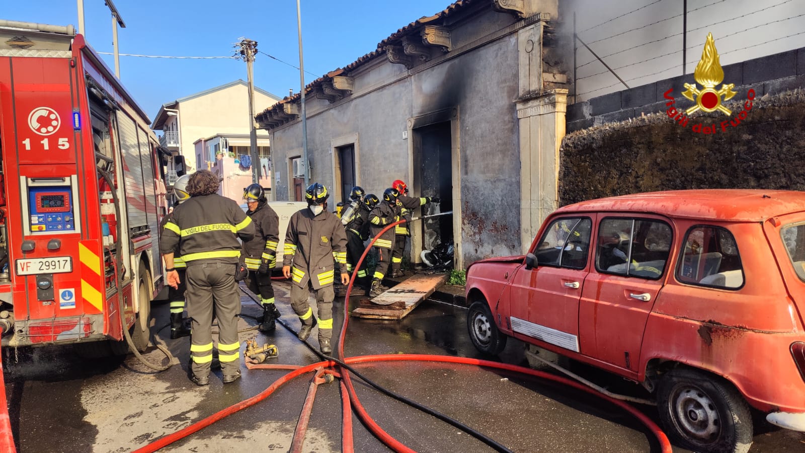 I VIGILI DEL FUOCO INTERVENGONO A CATANIA PER L'INCENDIO IN UNO STABILE