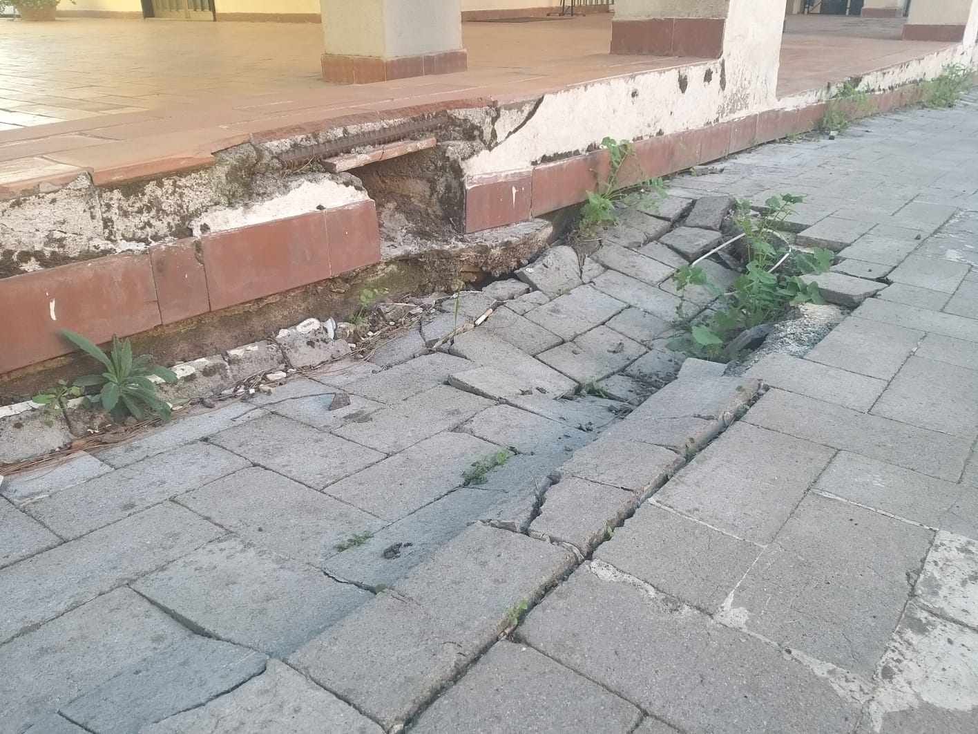 PATERNO': MARCIAPIEDE SCONNESSO IN VIA ALCIDE DE GASPERI: LE FOTO-SEGNALAZIONE DI UN RESIDENTE