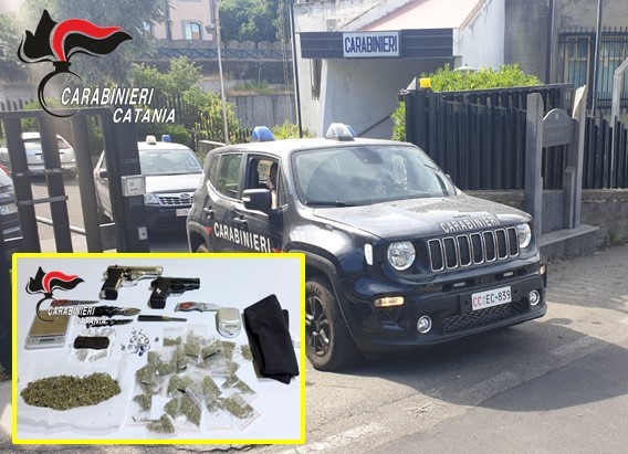 BELPASSO. RAPINA UNA LAVANDERIA E UN PANIFICIO E SI NASCONDE A CASA DEGLI AMICI, CHE CUSTODISCONO DROGA E ARMI.