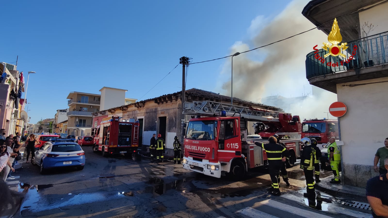 I VIGILI DEL FUOCO INTERVENGONO A CATANIA PER L'INCENDIO IN UNO STABILE