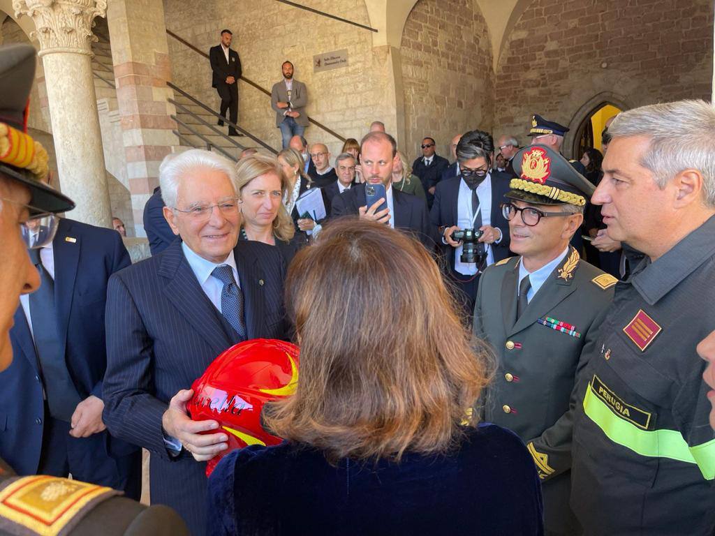 ASSISI, I VIGILI DEL FUOCO DONANO L’ELMO AL PRESIDENTE DELLA REPUBBLICA MATTARELLA