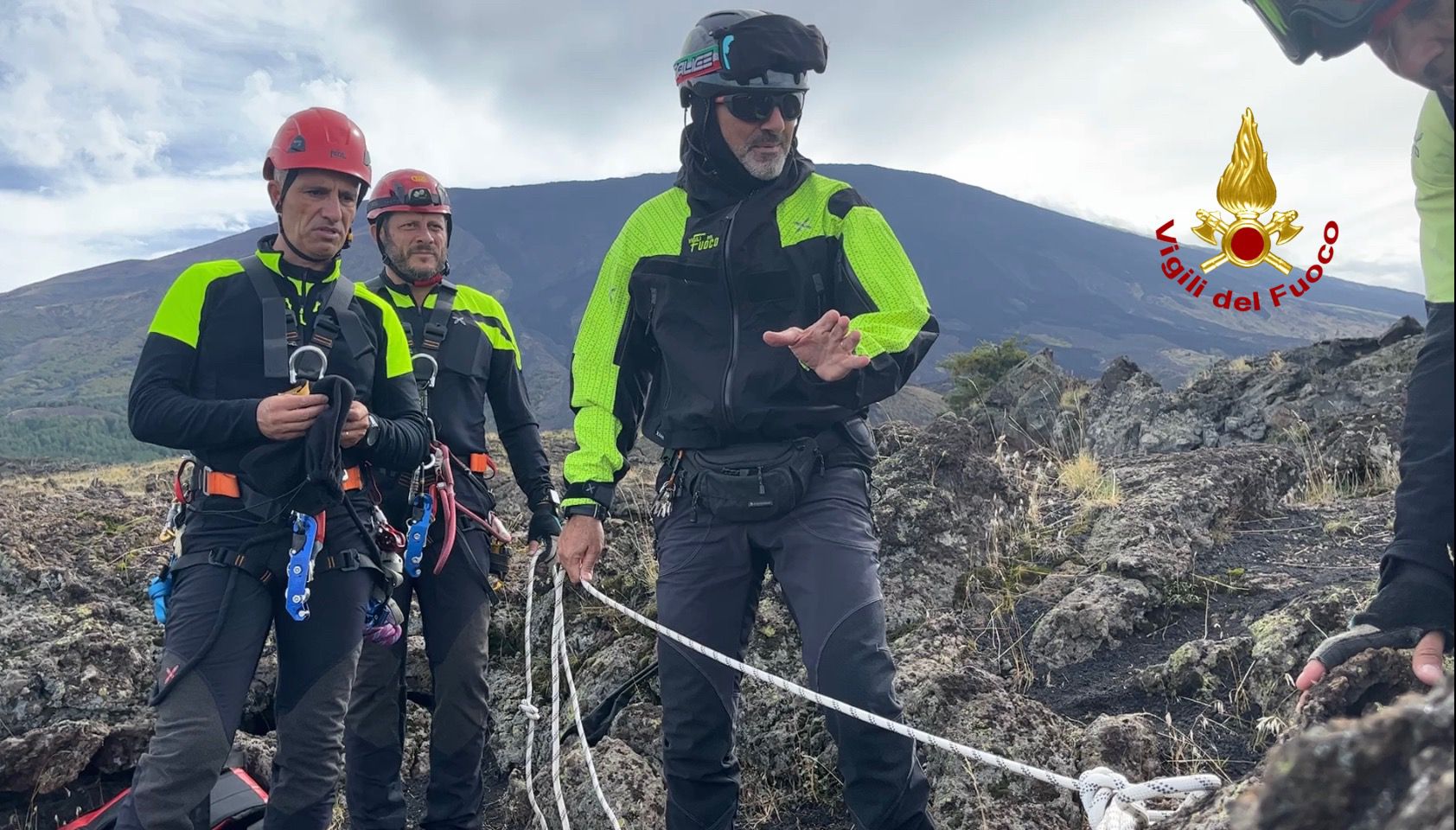 BRONTE, CAPRETTA CADUTA IN UN POZZO VULCANICO CROLLATO: SALVATA DAI VIGILI DEL FUOCO
