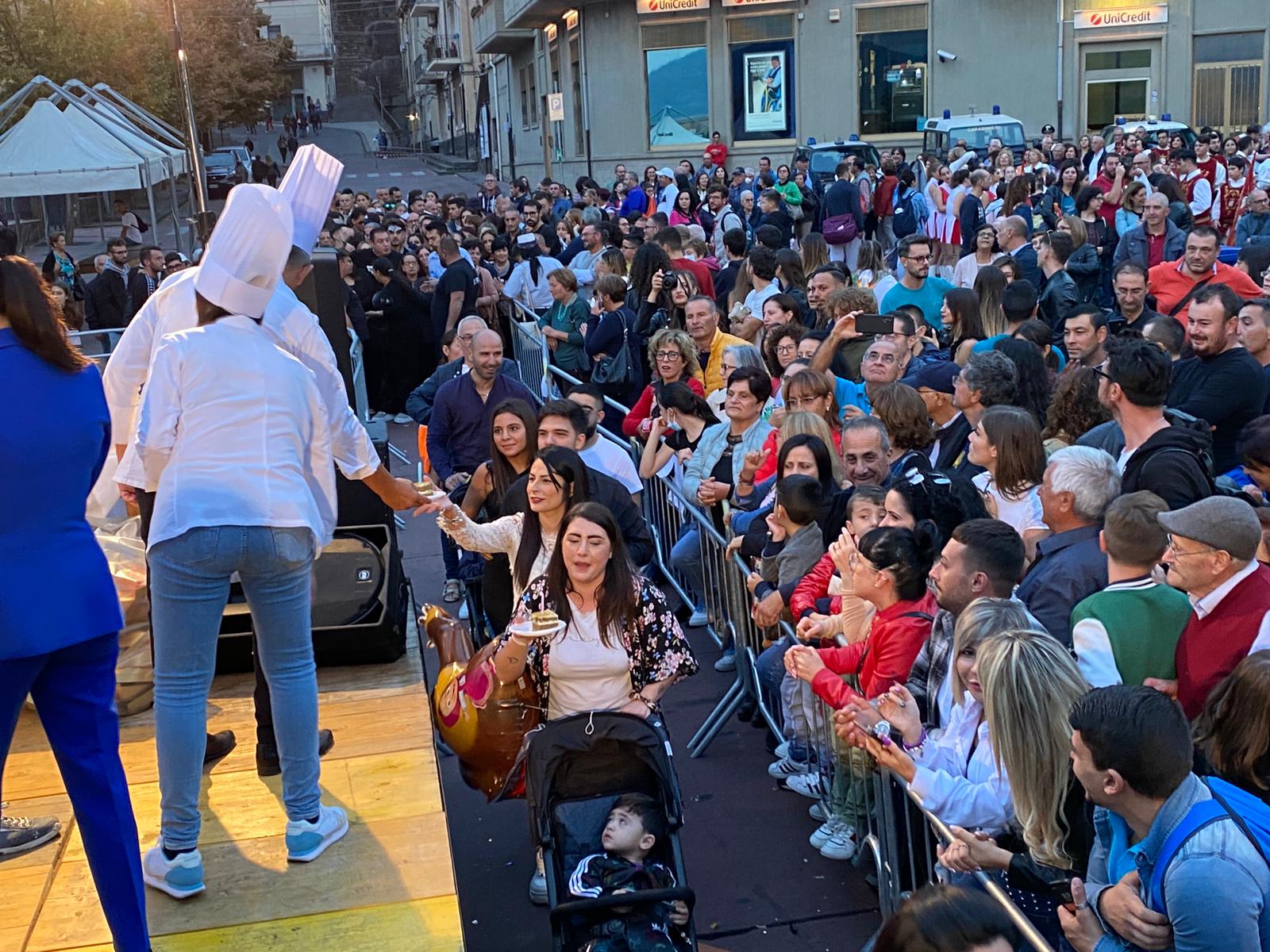 LA GRANDE TORTA HA CHIUSO LA SAGRA DEL PISTACCHIO DEI RECORD