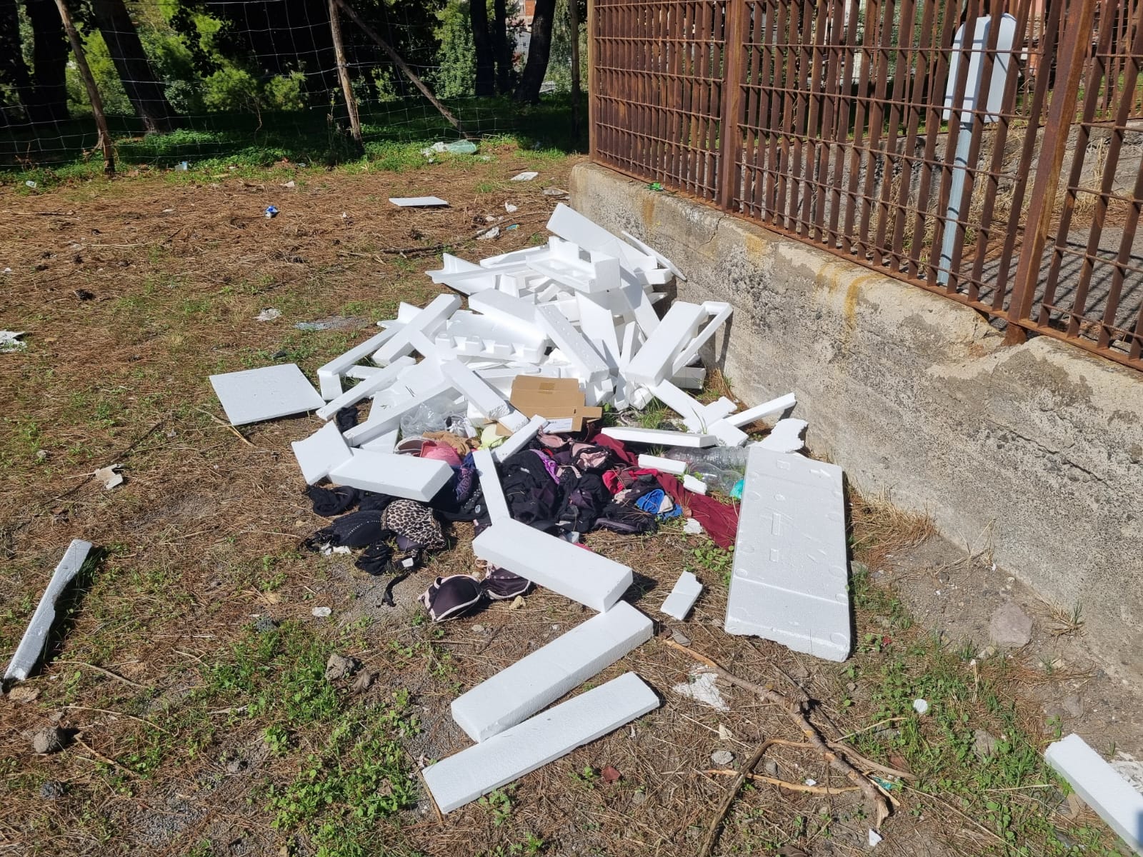 PATERNO’: SEGNALAZIONI DI RIFIUTI E SIRINGHE ABBANDONATI