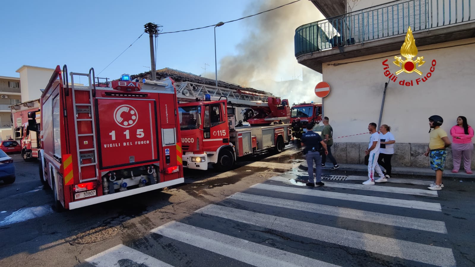 I VIGILI DEL FUOCO INTERVENGONO A CATANIA PER L'INCENDIO IN UNO STABILE