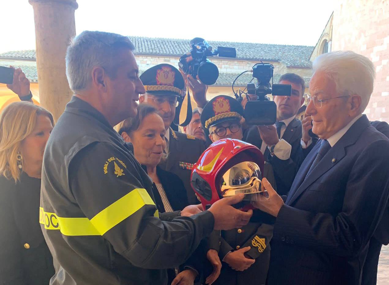 ASSISI, I VIGILI DEL FUOCO DONANO L’ELMO AL PRESIDENTE DELLA REPUBBLICA MATTARELLA