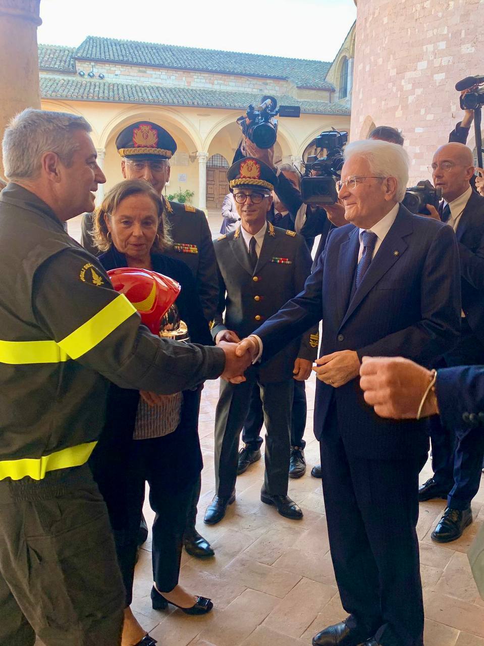 ASSISI, I VIGILI DEL FUOCO DONANO L’ELMO AL PRESIDENTE DELLA REPUBBLICA MATTARELLA